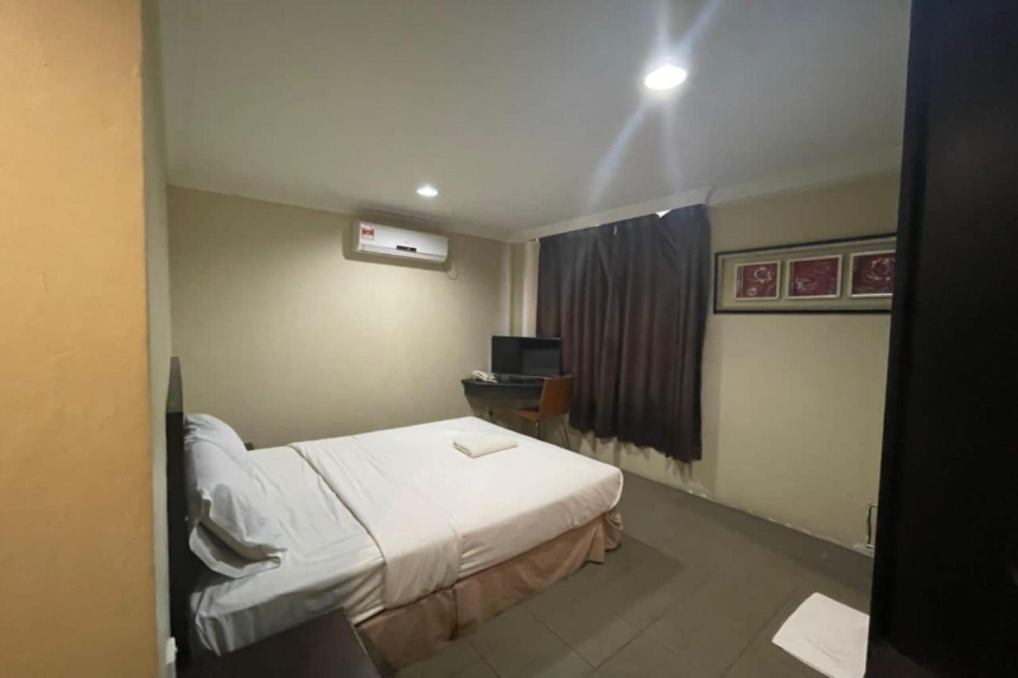 Oyo 90411 Perdana Hotel Labuan Exterior foto